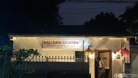 Kalau mencari hidangan nasi campur Bali spesial di sekitar Jakarta, bisa mampir ke restoran ini. Namanya, Bali dari Selatan di Wijaya, Jakarta Selatan. Foto: Detikcom / Atiqa Rana