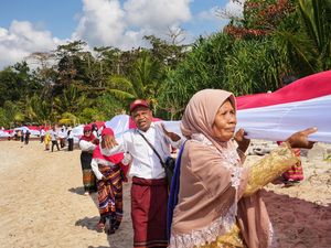 Bendera Merah Putih Raksasa Membentang di Batas Indonesia-Timor Leste
