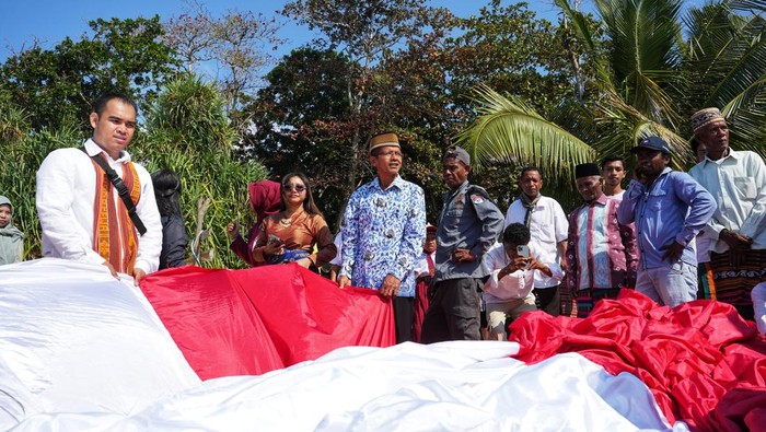 Bendera Merah Putih Raksasa Membentang di Batas Indonesia-Timor Leste Ratusan warga Desa Wowong, Kecamatan Omesuri, Kabupaten Lembata, NTT, membentangkan bendera merah putih sepanjang satu kilometer, dalam rangka memeriahkan Hari Ulang Tahun (HUT) Ke-79 Republik Indonesia, di bibir Pantai Nusantara, Nusa Tenggara Timur.