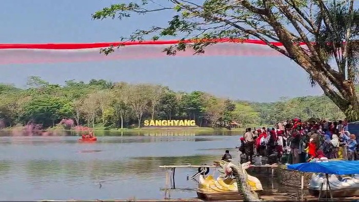 Bendera merah putih sepanjang 390 meter ini dikibarkan di atas Situ Sanghyang, Tanjungjaya, Kabupaten Tasikmalaya, Jawa Barat Minggu (18/8/24)