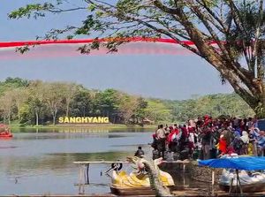 Bendera Merah Putih Raksasa Membentang di Situ Sanghyang Tasik