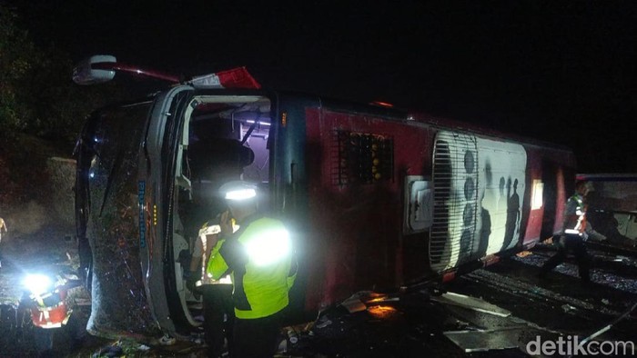 Bus terguling di Tol Cipali