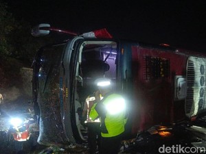 Dua Nyawa Melayang Akibat Bus Terguling di Tol Cipali