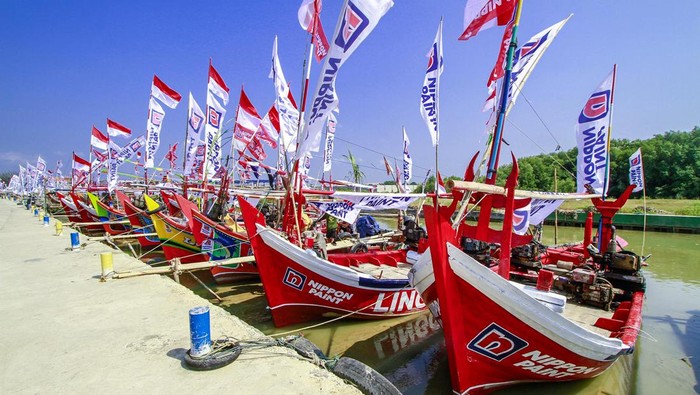 Berbagai cara kreatif dilakukan untuk menyambut dan memeriahkan Hari Ulang Tahun Kemerdekaan Republik Indonesia yang ke-79. Seperti yang dilakukan para nelayan ini.