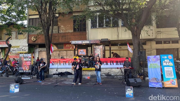 Suasana panggung hiburan Rock in Halte yang dihelat di CFD Solo, Minggu (18/8/2024).