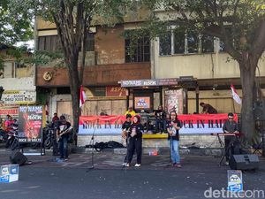 Rock In Halte Manjakan Pengunjung CFD Solo dengan Lagu Rock Jadul