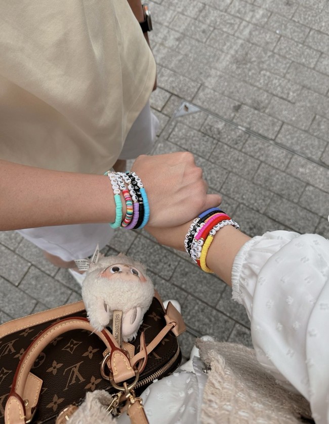 Sama-sama penggemar Taylor Swift, Rezky dan istrinya itu juga kompak mengenakan gelang persahabatan yang dipopulerkan oleh penyanyi Taylor Swift. Jauh jauh buat ketemu kamuu tayyy @taylorswift, tulis keterangan unggahannya. Foto: Instagram/@citraciki