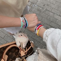 Sama-sama penggemar Taylor Swift, Rezky dan istrinya itu juga kompak mengenakan gelang persahabatan yang dipopulerkan oleh penyanyi Taylor Swift. Jauh jauh buat ketemu kamuu tayyy @taylorswift, tulis keterangan unggahannya. Foto: Instagram/@citraciki