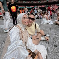 Tampil bak ABG, Citra terlihat mengenakan blouse lengan panjang satin berwarna putih dipadukan dengan celana panjang putih dan rompi coklat. Penampilannya juga dilengkapi dengan hijab berwarna senada. Sementara Rezky terlihat simpel dan santai dengan kaos berwarna krem dan celana pendek. Foto: Instagram/@citraciki