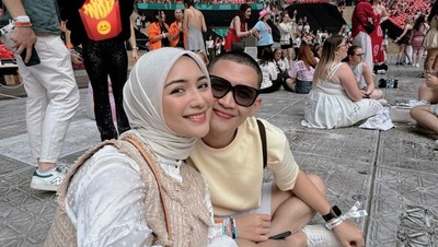 Foto Citra Kirana-Rezky Aditya Nonton Konser Taylor Swift di London, Bak ABG