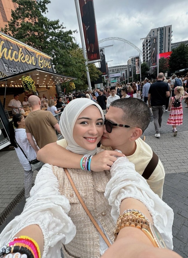 Citra dan Rezky juga tak lupa memamerkan pose mesra mereka. Meski rumah tangganya sempat diterpa kabar miring namun keduanya kini terbukti semakin lengket dan mesra. Foto: Instagram/@citraciki