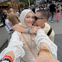 Citra dan Rezky juga tak lupa memamerkan pose mesra mereka. Meski rumah tangganya sempat diterpa kabar miring namun keduanya kini terbukti semakin lengket dan mesra. Foto: Instagram/@citraciki