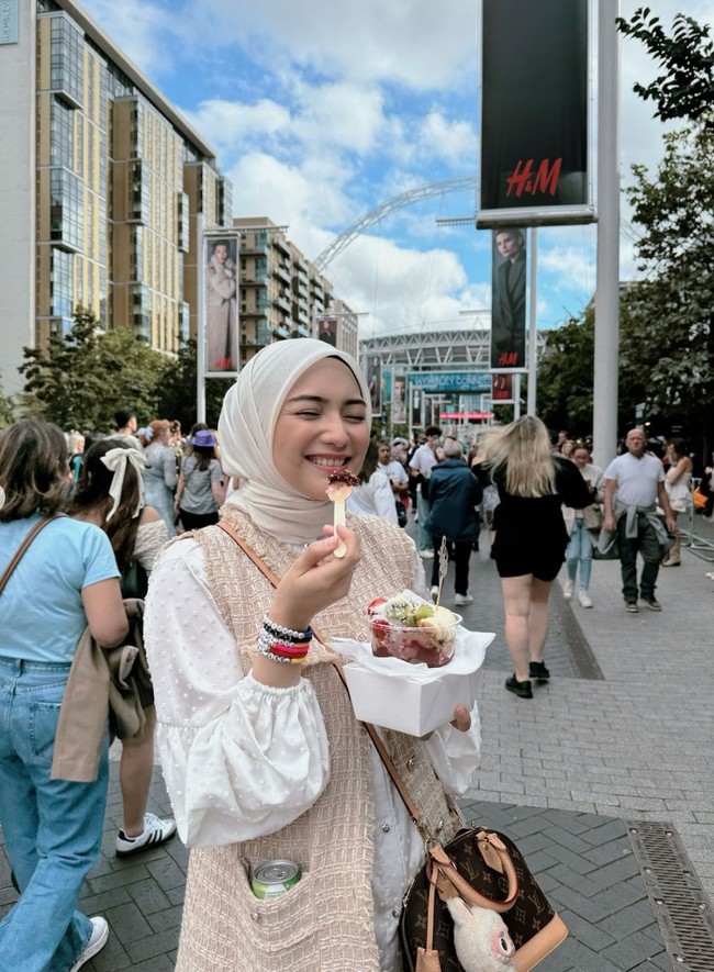 Citra juga tampak menjajal makanan di sana sebelum menonton konser. Ekspresi bahagia jelas terpancar di wajah wanita 30 tahun itu. Foto: Instagram/@citraciki