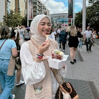Citra juga tampak menjajal makanan di sana sebelum menonton konser. Ekspresi bahagia jelas terpancar di wajah wanita 30 tahun itu. Foto: Instagram/@citraciki