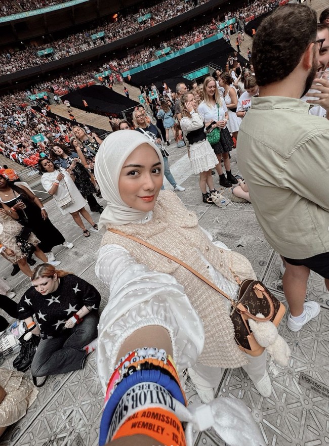 Citra Kirana dan Rezky Aditya diketahui saat ini sedang berada di London, Inggris. Tak hanya untuk berlibur, keduanya juga terlihat menonton konser Taylor Swift bersama-sama. Foto: Instagram/@citraciki