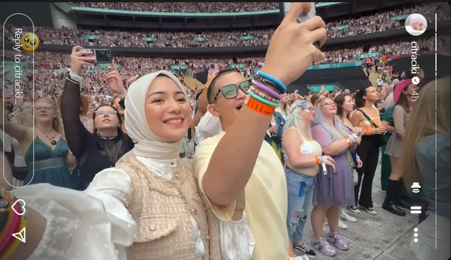 Meski kini keduanya sudah menjadi orangtua bagi putra semata wayang mereka, namun semangat Citra dan Rezky saat menonton konser juga masih tak kalah dengan ABG. Terlihat keduanya begitu menikmati konser Taylor Swift tersebut. Foto: Instagram/@citraciki