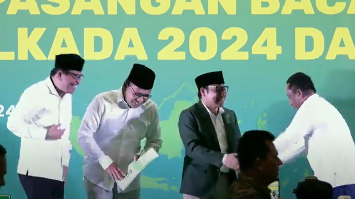 Danny-Azhar menerima SK rekomendasi dari PKB untuk maju di Pilgub Sulsel 2024.