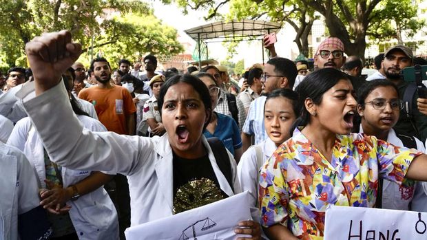 Dokter dan paramedis memprotes pemerkosaan dan pembunuhan seorang master magang di Kolkata di sebuah rumah sakit pemerintah minggu lalu, saat mereka berkumpul di depan instansi menteri kesehatan India, di New Delhi, India, Jumat, 16 Agustus 2024. (AP Photo/Manish Swarup)