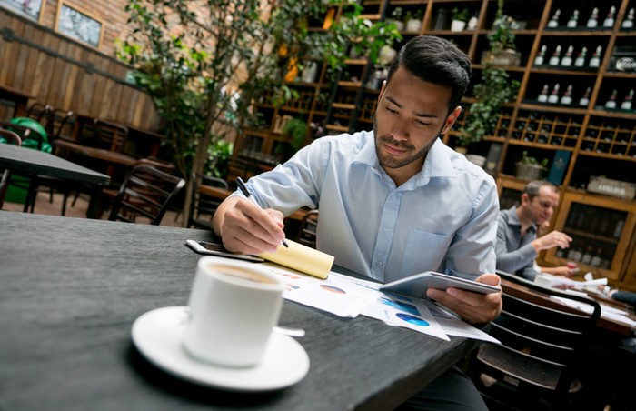 Etiket ketika ngopi di kafe