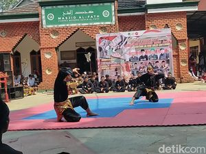 Adu Jurus Silat Ala Santri di Sukabumi Sambut HUT RI