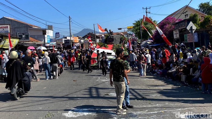 Jalan Cicalengka, Kabupaten Bandung, ditutup karena digelar karnaval.