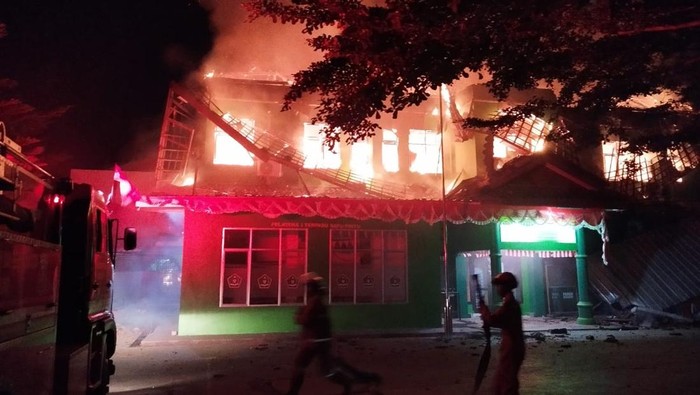 Kantor Kemenag Bandar Lampung terbakar pada Minggu (18/8) dinihari.