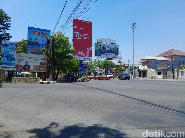 Suasana penutupan ruas jalan di traffic light Bogorame, Demak, untuk menyambut karnaval kemerdekaan, Minggu (18/8/2024).