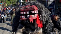 Barong japlok tidak pernah absen dalam setiap acara Karnaval Kemerdekaan di Cicalengka. (Foto: Wisma Putra/detikJabar)