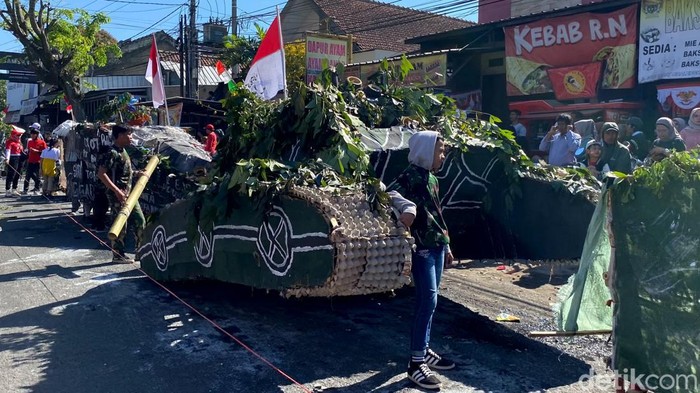 Karnaval memperingati HUT ke-79 RI di Cicalengka, Kabupaten Bandung, Minggu (18/8/2024). Karnaval memperingati HUT ke-79 RI di Cicalengka, Kabupaten Bandung, Minggu (18/8/2024).