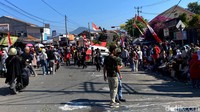 Dengan adanya karnaval ini, Jalan Cicalengka Lama ditutup sementara. (Foto: Wisma Putra/detikJabar)