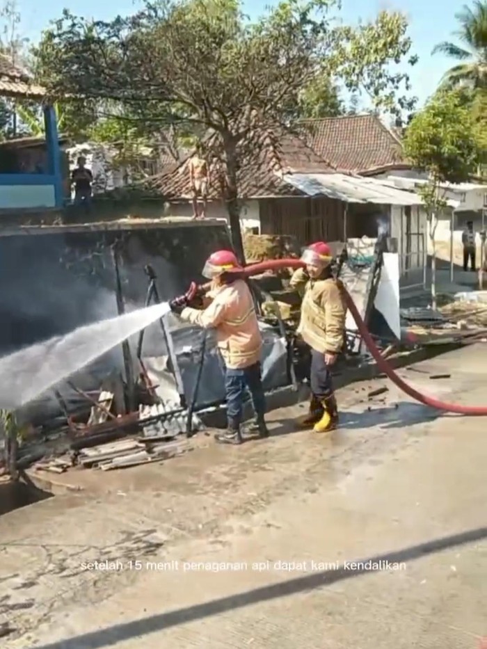 Kondisi warung bakso milik Sumarni di Kalurahan Ngalang, Gendangsari, Gunungkidul, yang hangus terbakar, MInggu (18/8/2024).