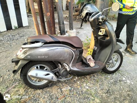 Kecelakaan terjadi di sekitaran Tugu Pensil, Kulon Progo, Minggu (18/8/2024). Pengendara motor yang bernama Suprapto tewas setelah menabrak belakang truk.