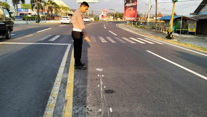 Kecelakaan terjadi di sekitaran Tugu Pensil, Kulon Progo, Minggu (18/8/2024). Pengendara motor yang bernama Suprapto tewas setelah menabrak belakang truk.