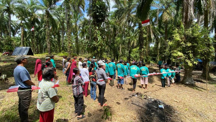 Kelompok Tani Hutan Teratai Hijau di Simalungun rayakan HUT RI ke 79 di tengah-tengah perkebunan sawit.