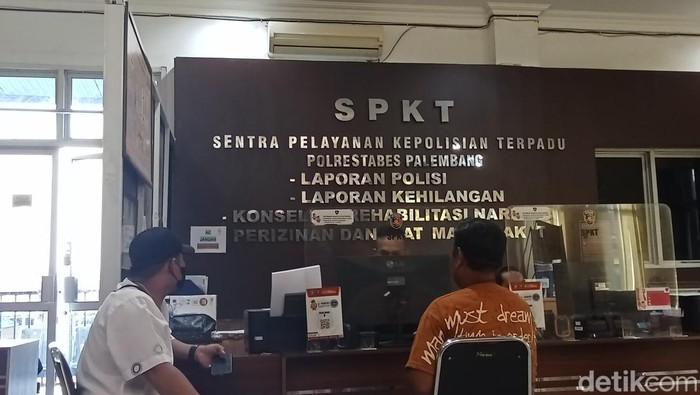 Keluarga Zakaria yang ditemukan tewas terkapar depan rumah warga saat melapor ke polisi.