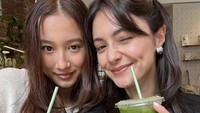 Kalau ini momen ketika pemain film ‘Dear:Nathan’ itu memamerkan minuman matcha yang ia cicipi bersama adik dari pacarnya. Mereka tampak menikmati racikan matcha yang unik nih. Foto: Instagram @amandarawles