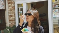 Amanda juga sempat liburan bersama kekasihnya ke Hawaii. Di negara ini, artis muda itu pun mencicipi es serut berwarna-warni yang tampak menyegarkan ini. Foto: Instagram @amandarawles