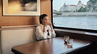 Saat berada di Budapest, artis keturunan Australia-Indonesia itu menyempatkan waktu untuk duduk santai sambil minum-minum di dalam kapal yang mengiringi sungai Danube. Foto: Instagram @amandarawles