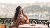 Adalagi momen lain kekasih Adriel Susanteo itu berada di Istanbul, Turki. Dirinya terlihat sedang duduk di sebuah kafe sambil menikmati segelas minuman hangat dan sepotong tiramisu. Foto: Instagram @amandarawles
