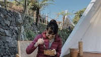 Tidak hanya di luar negeri, tetapi di dalam negeri pun Amanda menunjukkan makanan yang ia nikmati. Seperti ini ketika ia menikmati sarapan smoothie bowl dan roti panggan di Kintamani, Bali. Foto: Instagram @amandarawles