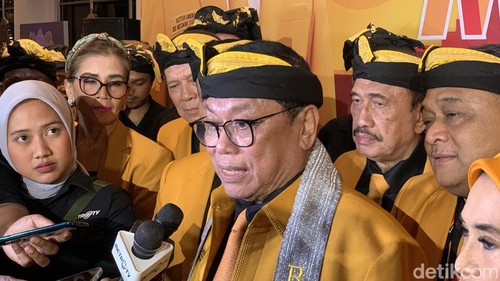 Ketua Umum Partai Hanura, Osman Sapta Odang, ditemui wartawan seusai membuka munas partainya di Kuta, Badung, Bali, Minggu (18/8/2024). (Rizki Setyo Samudero/detikBali)