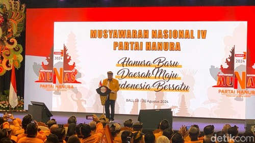 Ketua Umum Partai Hati Nurani Rakyat (Hanura) Osman Sapta Odang atau biasa disapa Oso saat sambutan pada Munas Hanura di Kuta, Badung, Bali, Minggu (18/8/2024). (Rizki Setyo Samudero/detikBali)