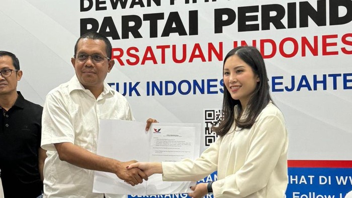 Ketua Umum Partai Perindo, Angela Tanoesoedibjo, menyerahkan SK dukungan kepada Emanuel Melkiades Laka Lena untuk maju Pilgub NTT 2024. (Dok. Melki Laka Lena)