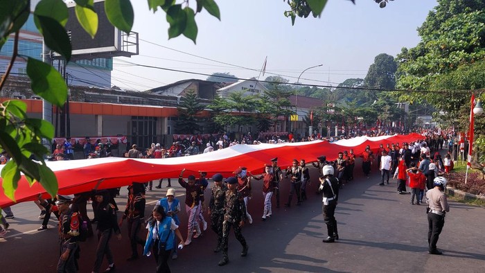 Festival Semarak Kemerdekaan: Pengibaran Bendera Raksasa Sepanjang 200 Meter Warnai Bogor