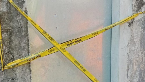 Kondisi pintu belakang rumah anggota DPRD Badung Nyoman Artawa yang terkena peluru, Minggu (18/8/2024). (Foto: Istimewa)