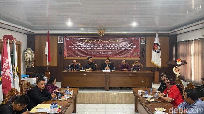 KPU Karangasem melakukan rapat pleno terkait syarat dukungan untuk pasangan independen, Minggu (18/8/2024). (I Wayan Selamat Juniasa/detikBali)