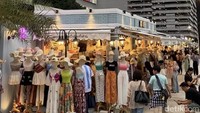 Jodd Fairs memiliki dua lokasi, yang paling ramai dikunjungi ada di belakang gedung Central Rama 9. Tak hanya makanan, di sini juga menjual pakaian dan aksesoris. Foto: Detikcom / Sonia Permata