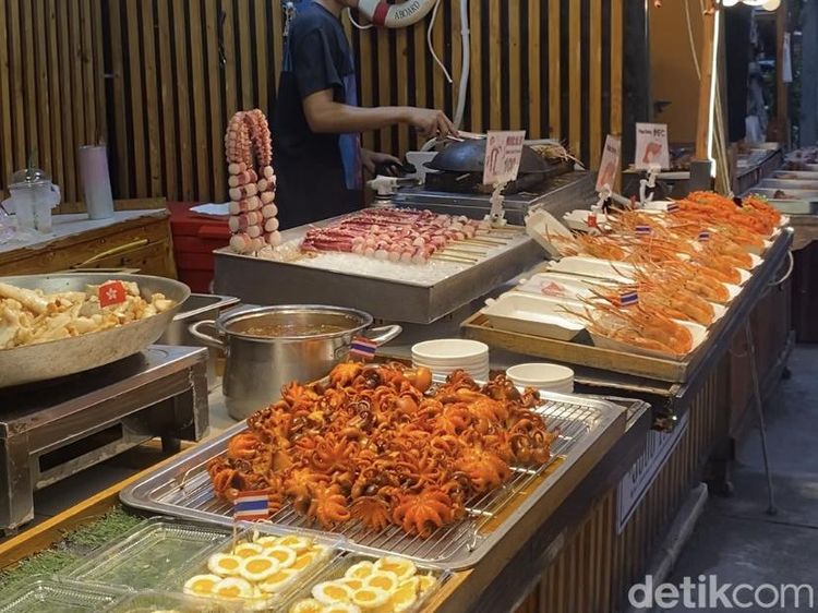 Kulineran di Pasar Malam Jodd Fairs yang Paling Viral di Bangkok