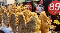 Porsi makanan yang ditawarkan juga royal, misalnya jajanan sate chicken katsu dan sate cumi ukuran besar ini harganya hanya 89 Baht (Rp 40.000). Foto: Detikcom / Sonia Permata