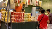 Ada juga menu smoothies buah dengan harga 55 Baht (Rp 25.000) per gelasnya. Menunya ada mangga, kelapa sampai semangka. Foto: Detikcom / Sonia Permata